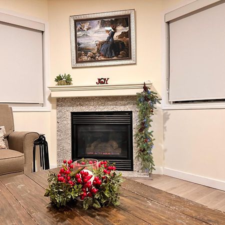 Апартаменты B212 Hot Tub, Ac X3, Parking, 2 Min To Banff Gate Канмор Экстерьер фото