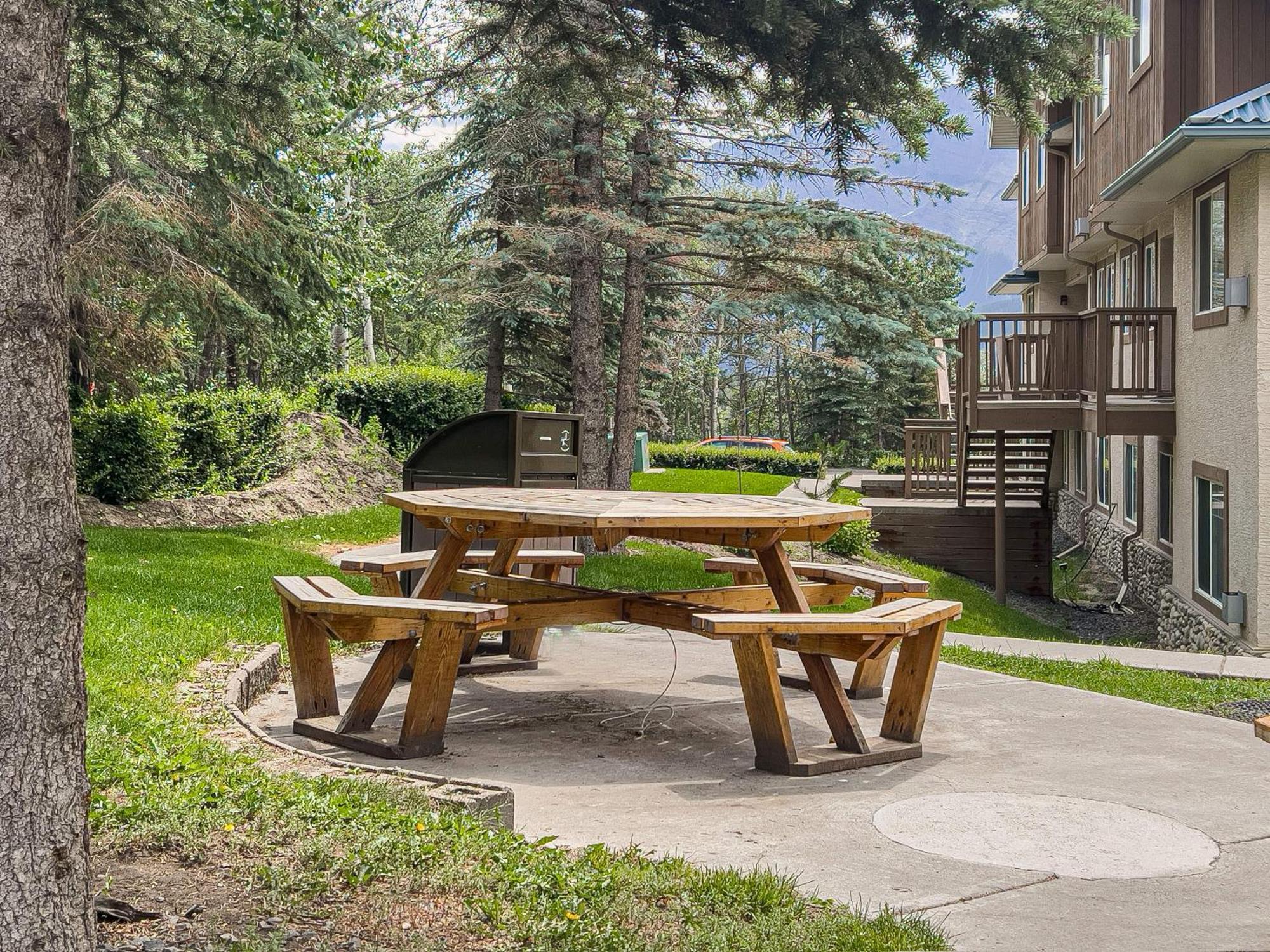 Апартаменты B212 Hot Tub, Ac X3, Parking, 2 Min To Banff Gate Канмор Экстерьер фото