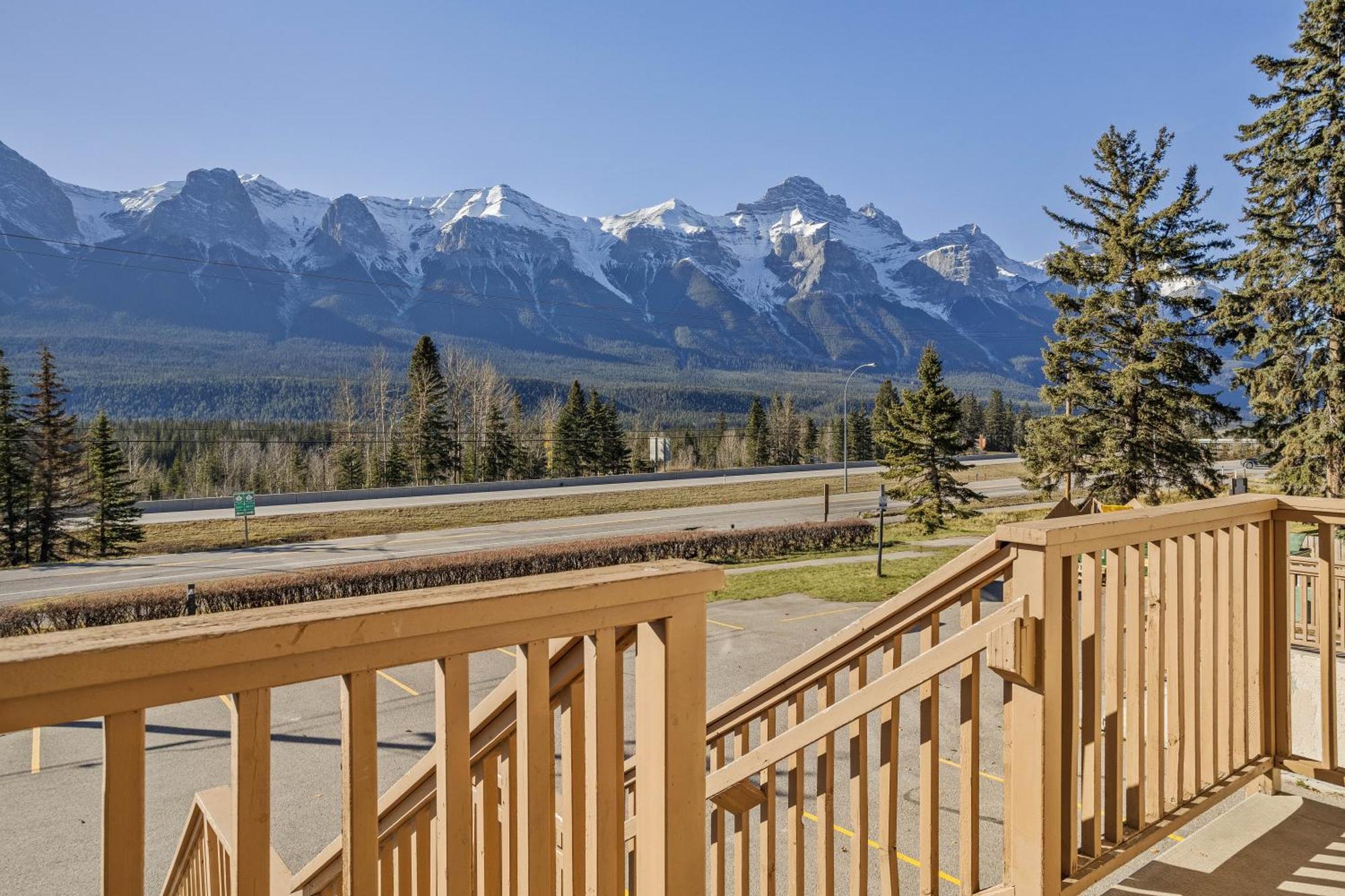 Апартаменты B212 Hot Tub, Ac X3, Parking, 2 Min To Banff Gate Канмор Экстерьер фото