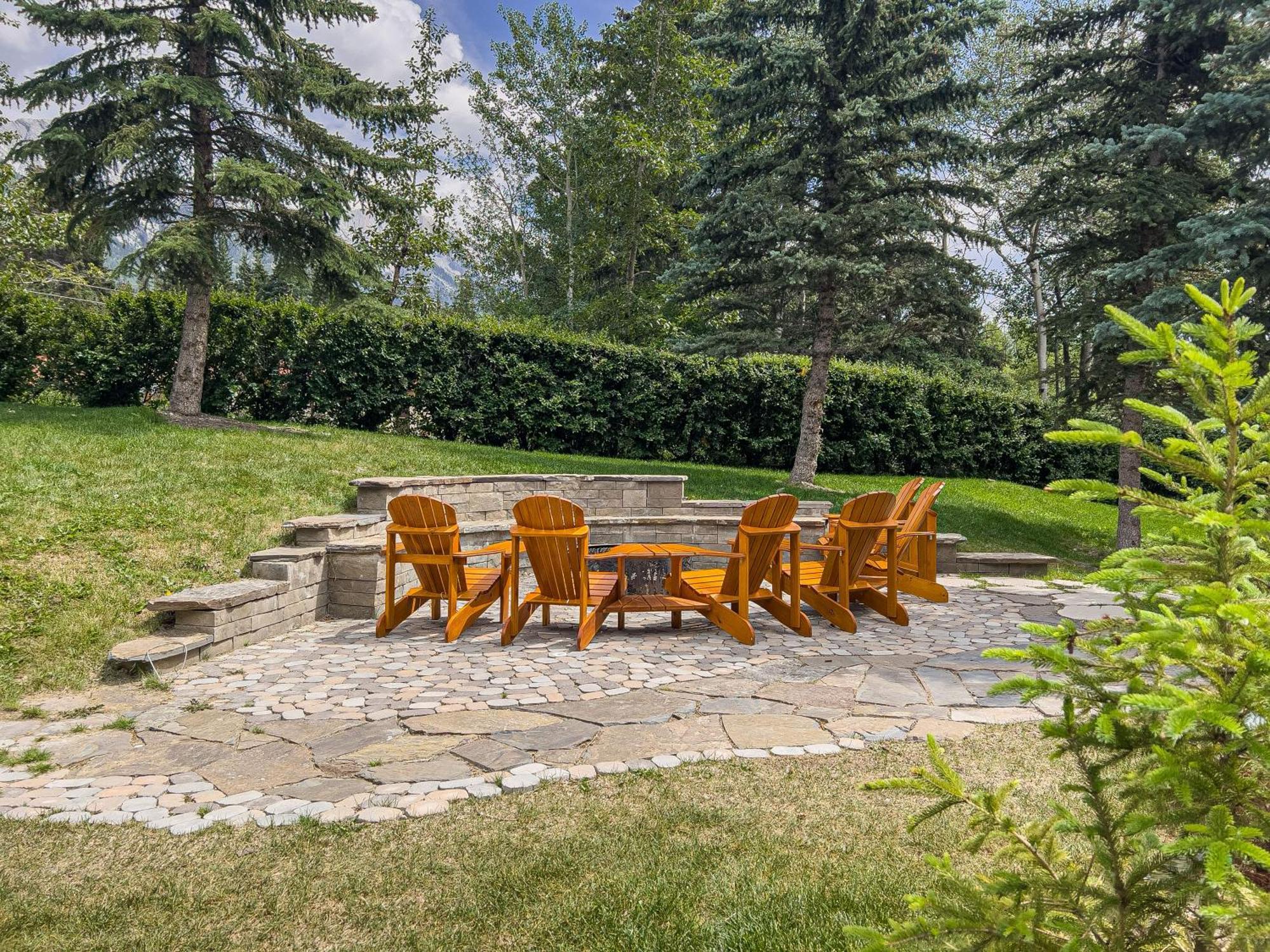 Апартаменты B212 Hot Tub, Ac X3, Parking, 2 Min To Banff Gate Канмор Экстерьер фото