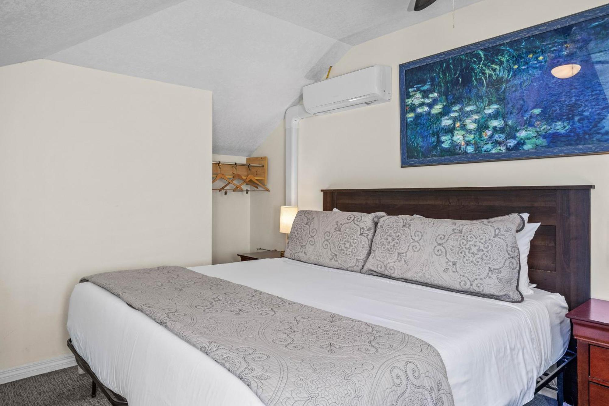 Апартаменты B212 Hot Tub, Ac X3, Parking, 2 Min To Banff Gate Канмор Экстерьер фото