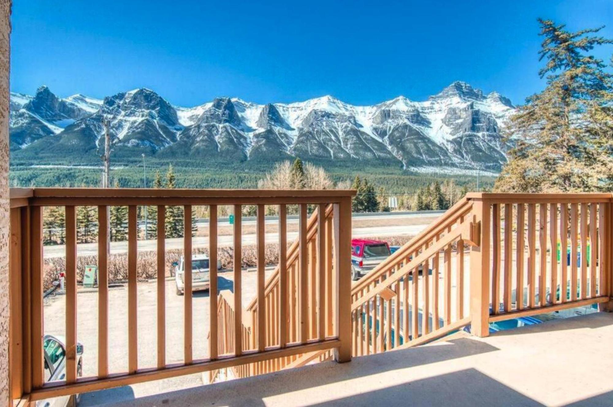 Апартаменты B212 Hot Tub, Ac X3, Parking, 2 Min To Banff Gate Канмор Экстерьер фото