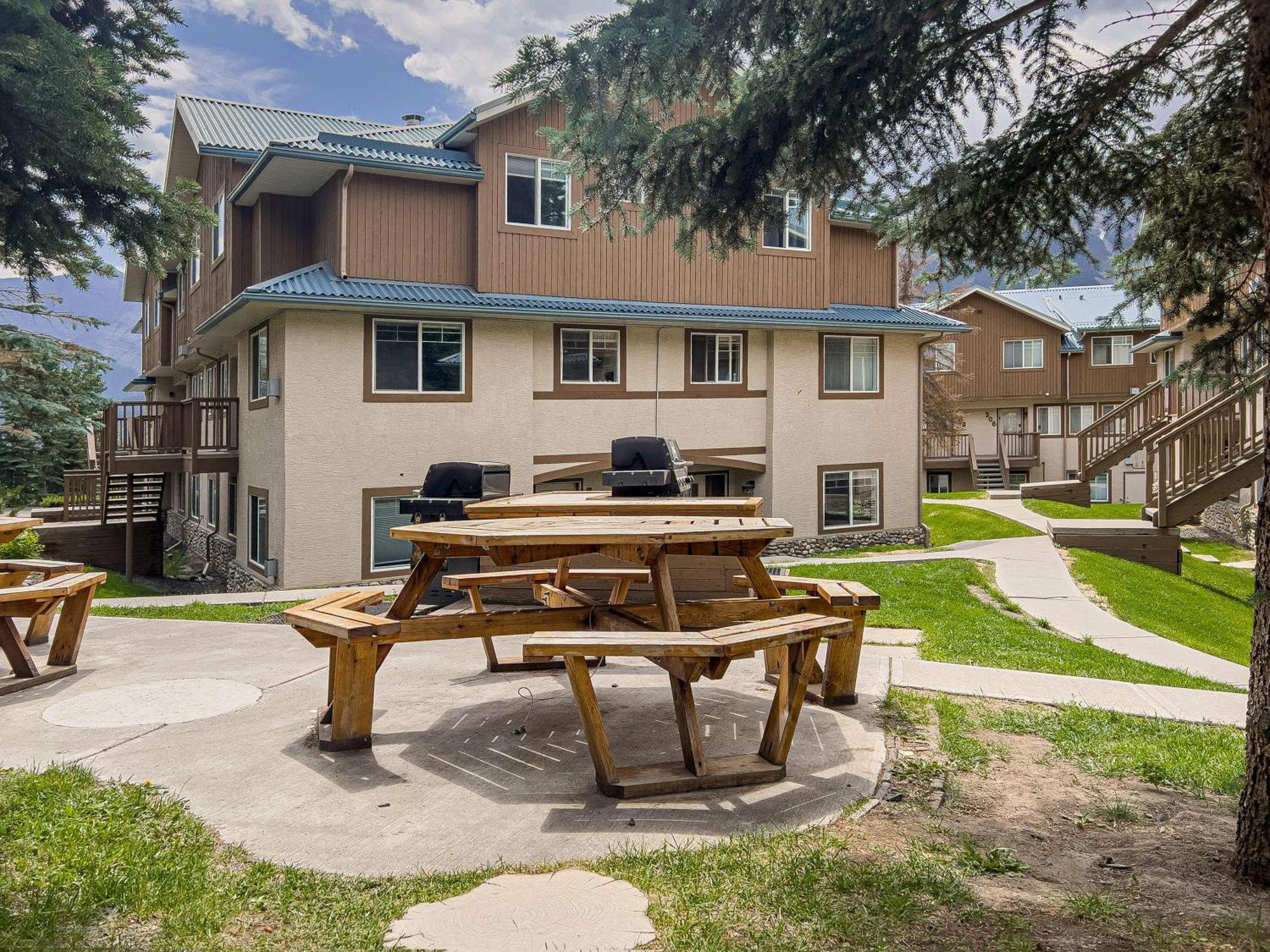 Апартаменты B212 Hot Tub, Ac X3, Parking, 2 Min To Banff Gate Канмор Экстерьер фото
