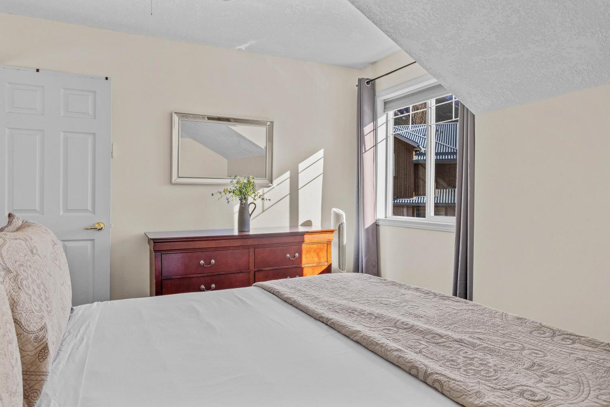 Апартаменты B212 Hot Tub, Ac X3, Parking, 2 Min To Banff Gate Канмор Экстерьер фото